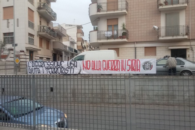 CasaPound, striscioni nella Bat contro la guerra in Siria