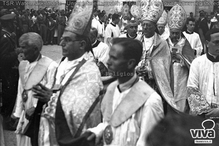 Mons. Di Donna a Trani per l'Incoronazione della B. V. Maria Addolorata. <span>Foto Trani Religiosa</span>