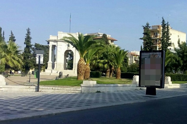 Impianto pubblicitario al Monumento