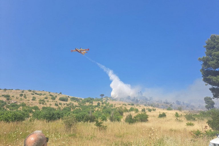 Vasto incendio sulla Murgia di Andria