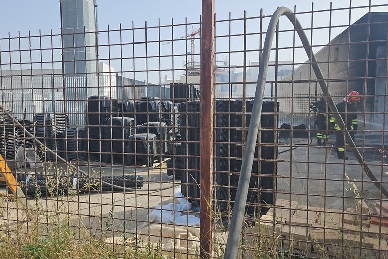 Incendio ad Andria in un deposito di materiale edile