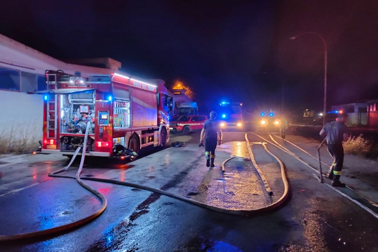 incendio a Barletta nei pressi dell'ex mattatoio
