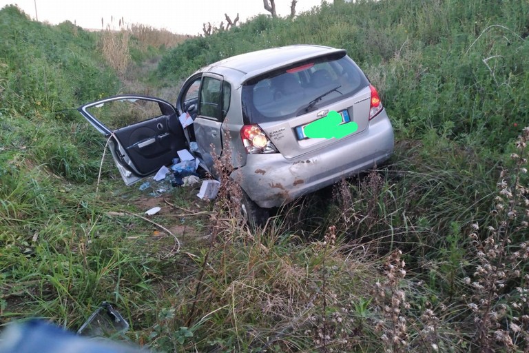 auto finita fuori strada