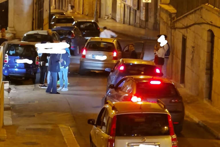 si schianta contro auto in sosta