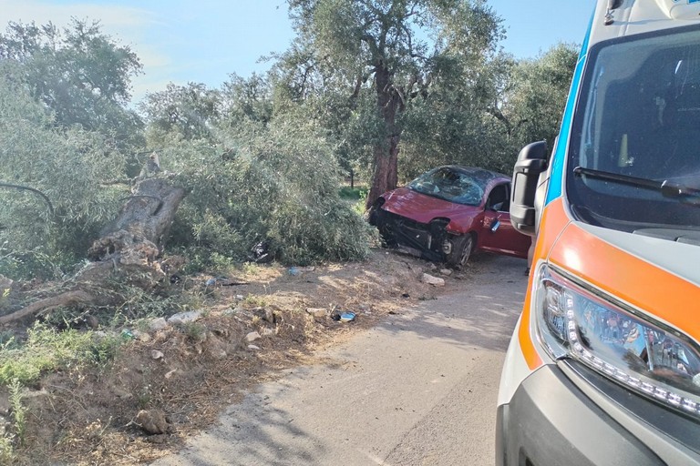 Auto si ribalta: in codice rosso al Bonomo di Andria