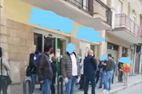 InkedAssembramenti davanti alle banche LI