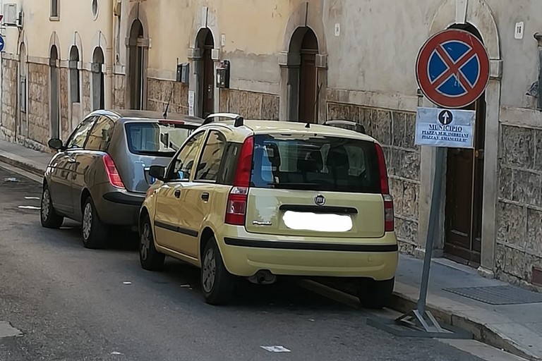 Divieto di fermata in via Romagnosi