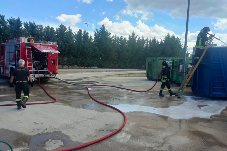 Incendio compattatore all'interno dell'isola ecologica di via Stazio