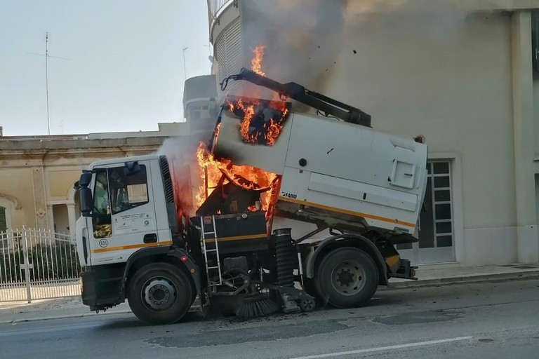 mezzo della Sangalli avvolto dalle fiamme
