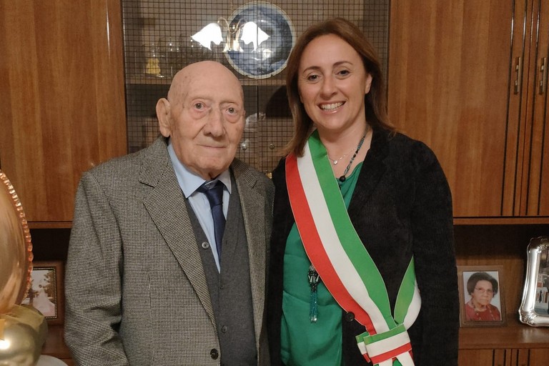 La sindaca Bruno con il centenario Antonio Santovito