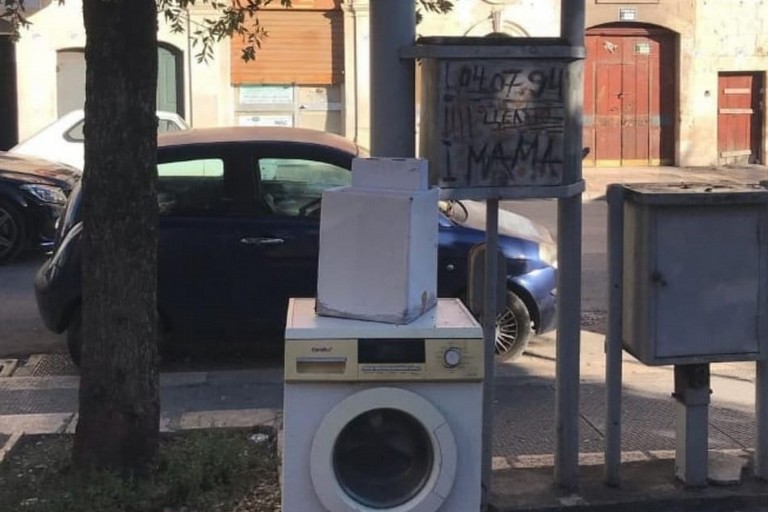 Lavatrice abbandonata da tre giorni in via Annunziata