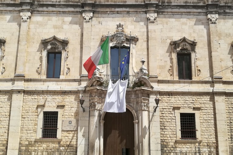 lenzuolo bianco davanti alla Prefettura