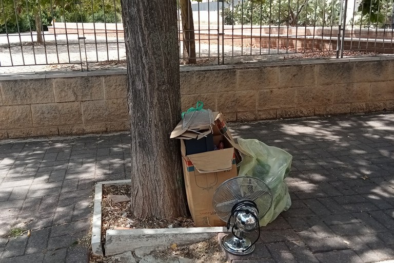 In via Piero della Francesca una piccola discarica a cielo aperto