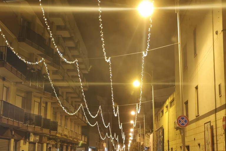 luci di Natale ancora accese sulle pubbliche vie