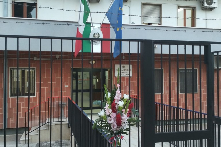 fiori davanti alla Caserma dei Carabinieri