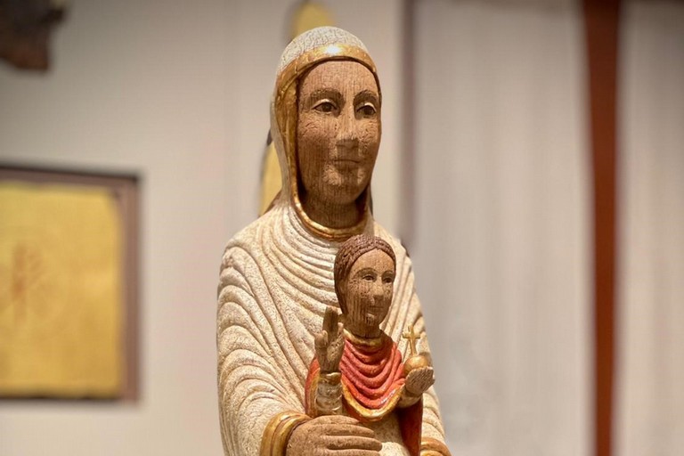 nuova statua della Madonna con bambino