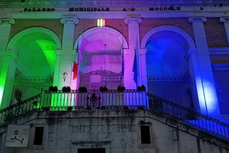 Palazzo di città di Andria illuminato con i colori che ricordano la giornata mondiale delle malattie rare