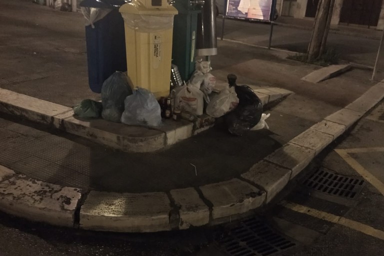 Rifiuti, in via Annunziata permangono vecchie usanze