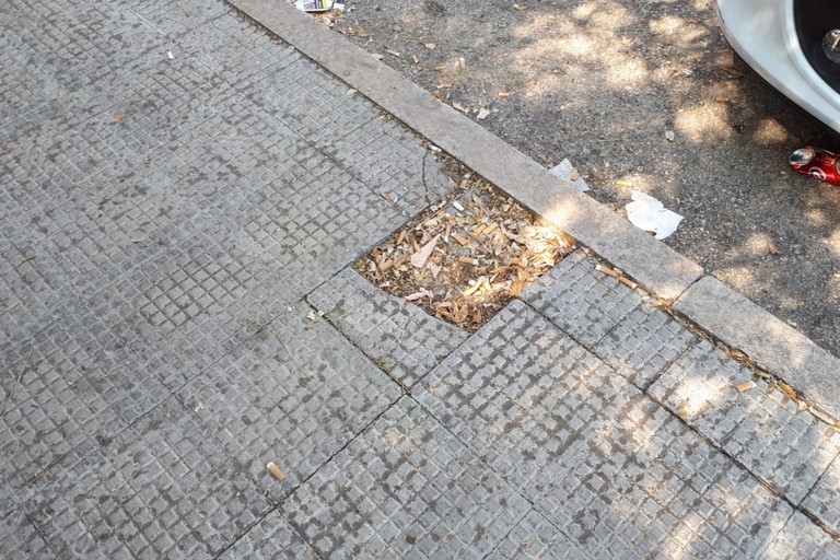 marciapiedi danneggiati