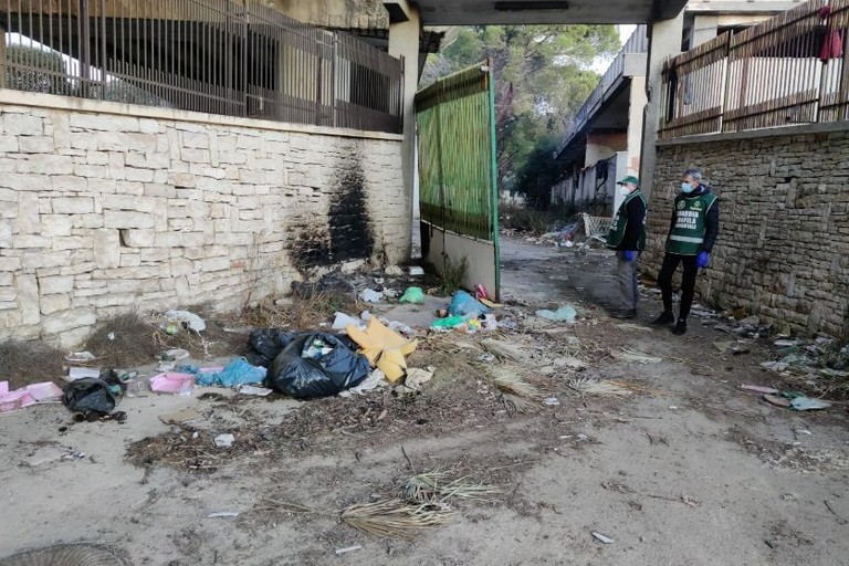 Abbandono rifiuti in via Vecchia Spinazzola