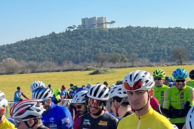 Mediofondo Castel del Monte la partenza con lo sfondo del maniero federiciano