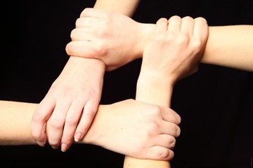 Mani di solidarietà e volontariato