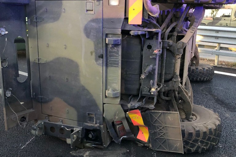Mezzo militare si ribalta sull'Andria Barletta