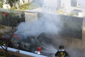 Auto in fiamme in via Zandonai, panico tra i residenti