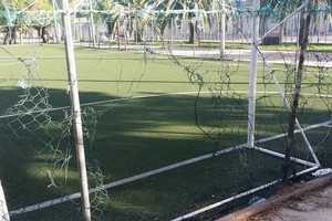 Campetto villa comunale, divelta recinzione