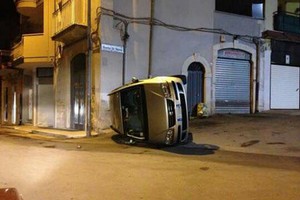 Auto ribaltata via Dante Di Nanni