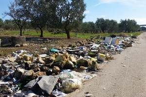 Contrada Coppe distesa di rifiuti