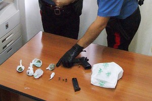 Pistola e droga in villa