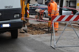 Cedimento stradale in Via Verdi: buca nell'asfalto
