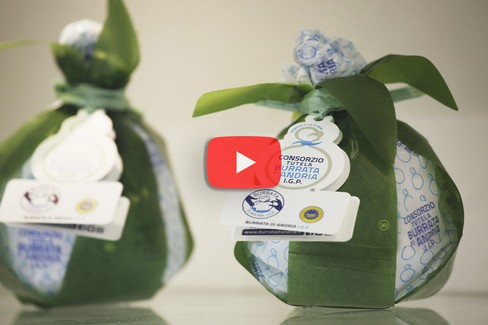 L'originale burrata di Andria IGP è «con la testa»