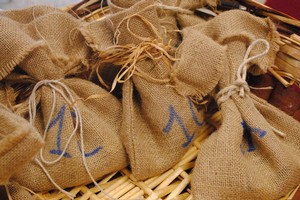 Sacchetti fondi raccolti solidarietà