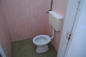 Bagno fatiscente alla Scuola dell'Infanzia 