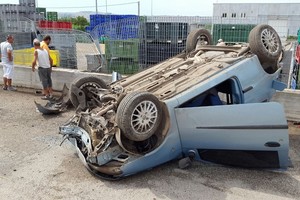 Auto ribaltata sulla Canosa - Loconia