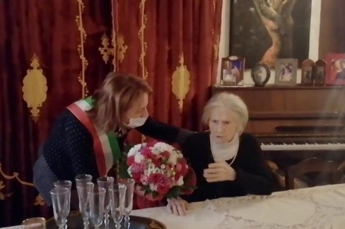Gli auguri del sindaco alla signora Luigia