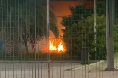Fiamme cortile palazzetto