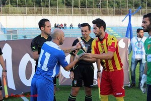 Capitan Moscelli scambio gagliardetto con Gallipoli