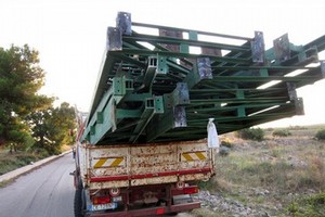 Autocarro rubato con materiale ferroso