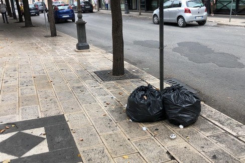 Rifiuti in via De Gasperi