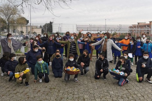 Il canto dei bambini per i sanitari dell'hub vaccinale