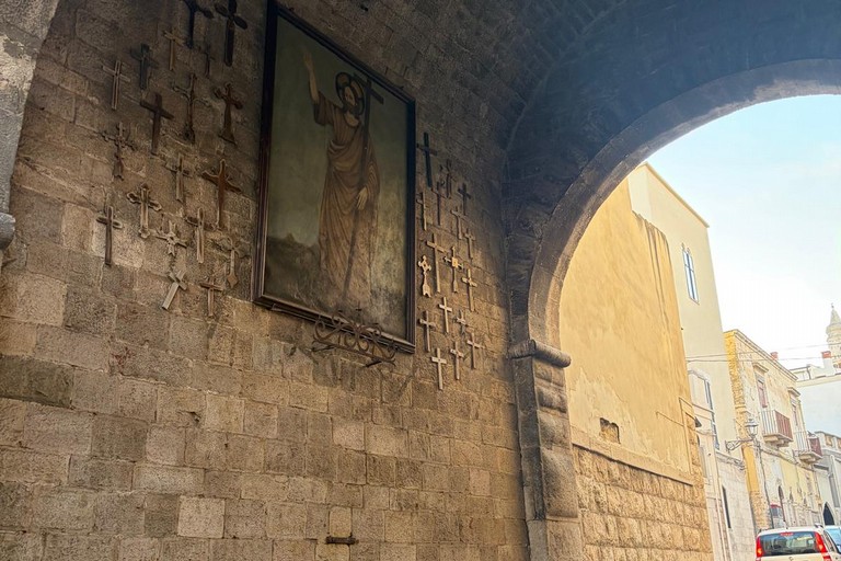 Porta Sant’Andrea o Arco Federico II di Svevia: con Castel del Monte e i tre Campanili simbolo della Città di Andria