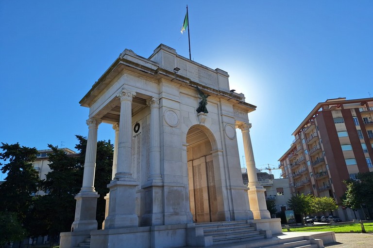 sul Monumento ai Caduti sventola uno misero straccio