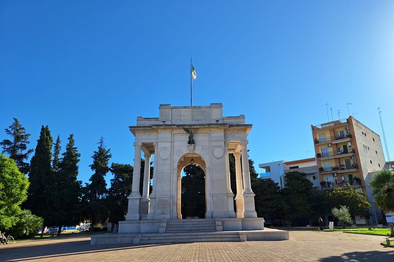sul Monumento ai Caduti sventola uno misero straccio