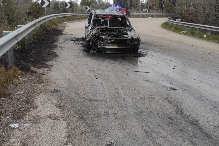 auto s'incendia sulla rampa della S.P. 2