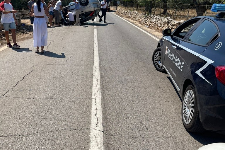 Auto ribaltata sulla SS 170 dir. A per Castel del Monte