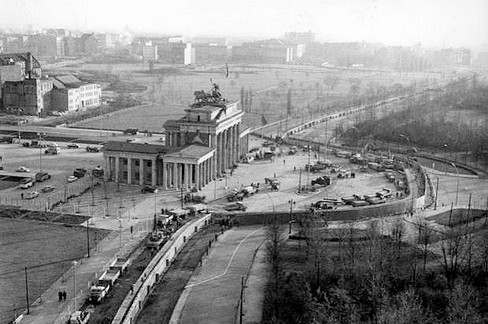 Il muro di Berlino davanti alla porta di Brandeburgo