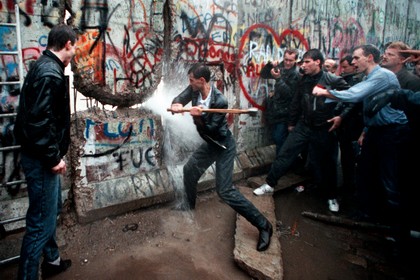 Muro di Berlino abbattuto